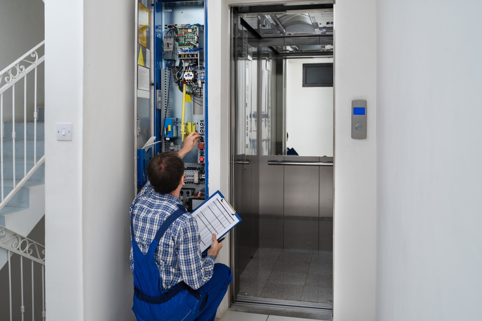 CURSO EN INSTALACIÓN Y MANTENIMIENTO DE ASCENSORES
